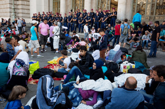 hungary-train-station-migrants07.w529.h352.jpg